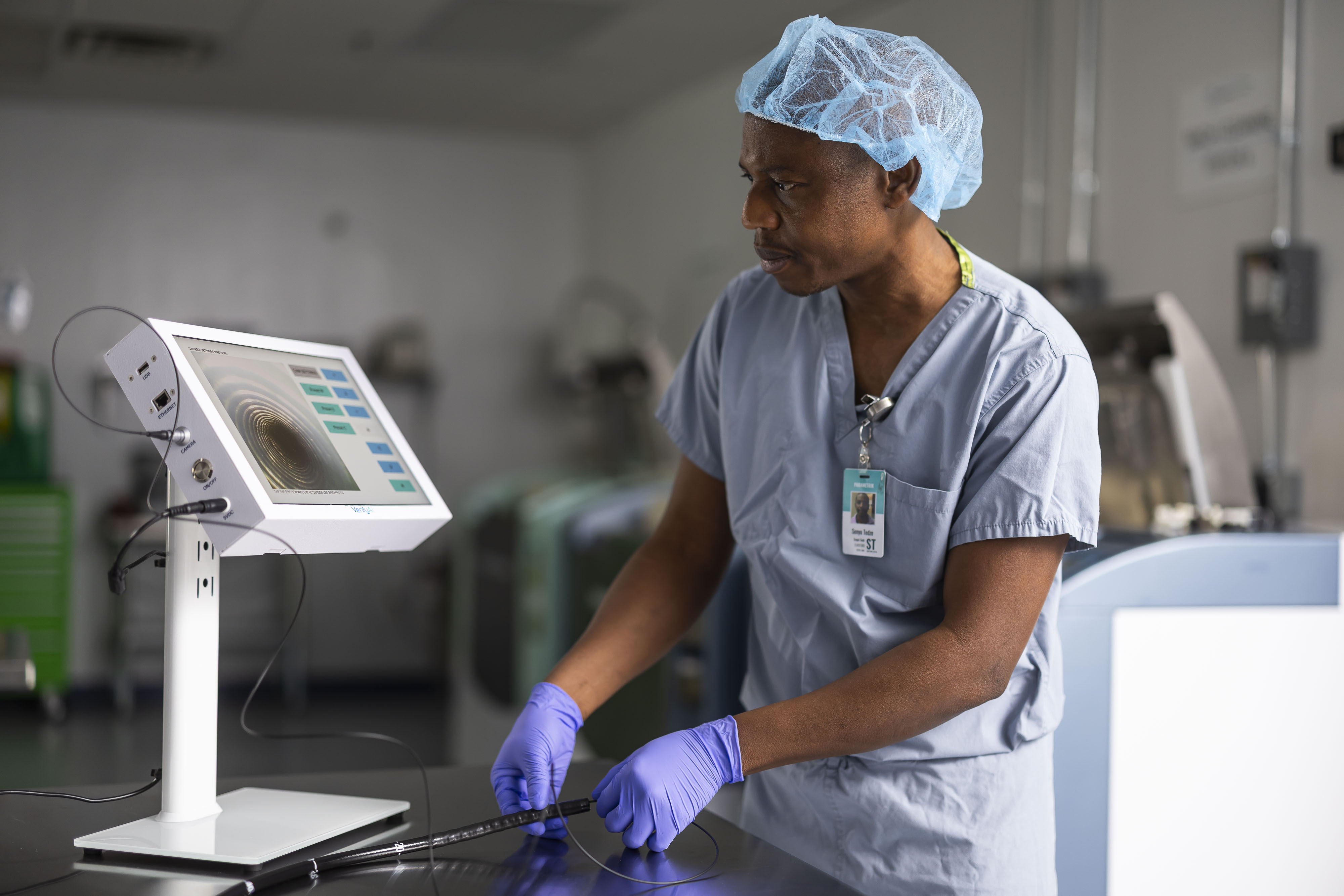 Technician using VerifyAi M1 Manual System